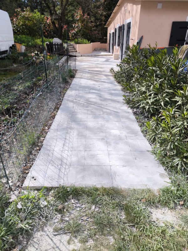 Rénovation terrasse et escalier extérieur avec un carrelage effet travertin Avignone 40x60, dépose, ponçage, primaire et pose soignée à Fuveau