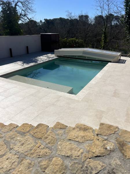 Rénovation terrasse et piscine avec carrelage 60x90 et margelles travertin, pose complète, étanchéité, enduit et finitions par R&D Terrassement construction et piscine