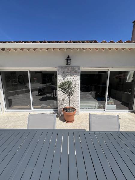 Pose de parement en pierre naturelle sur mur extérieur avec un rendu authentique, finition soignée, façade valorisée par R&D Carrelage et Sanitaire à Fuveau