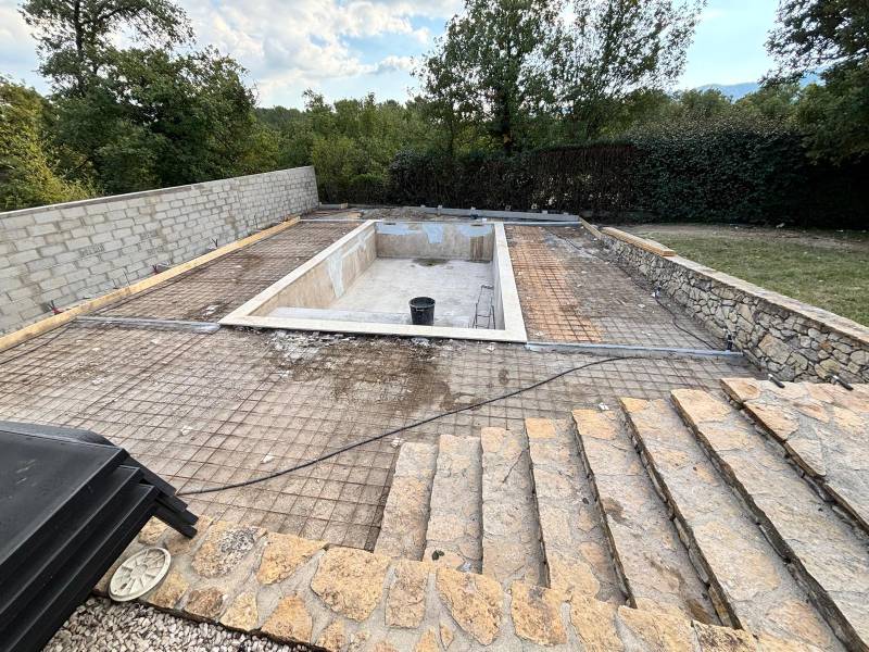 Rénovation terrasse et piscine avec carrelage 60x90 et margelles travertin, pose complète, étanchéité, enduit et finitions par R&D Terrassement construction et piscine