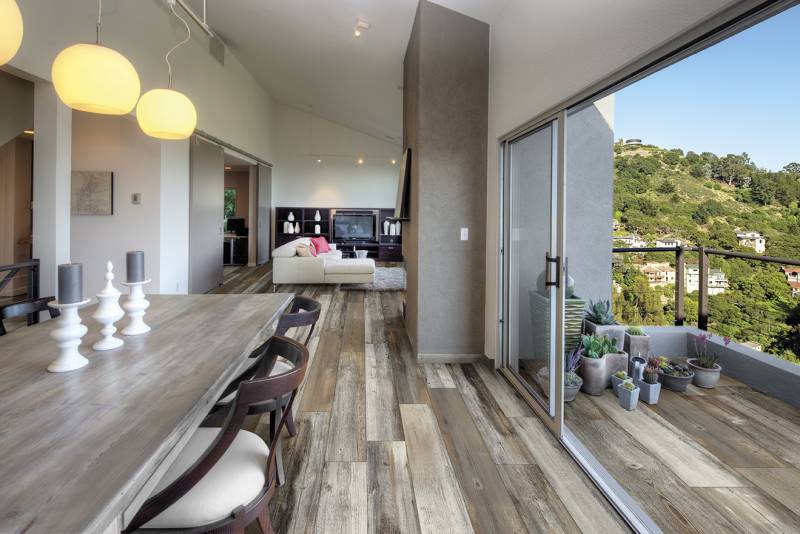 Carrelage Dado Ceramica série Universal Oak en grès cérame effet bois chêne naturel, formats modernes, intérieur chaleureux et élégant chez R&D Carrelage et Sanitaire près de Gréasque