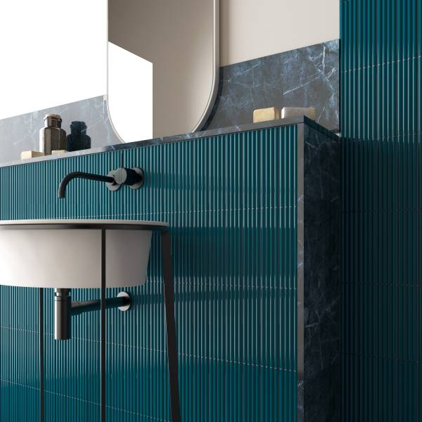 Faïence Équipe Cerámicas série Costa Nova en pâte blanche 5×20 cm, finitions brillantes ou mates, carreaux lisses ou reliefs Onda/Praia, couleurs variées chez R&D Carrelage