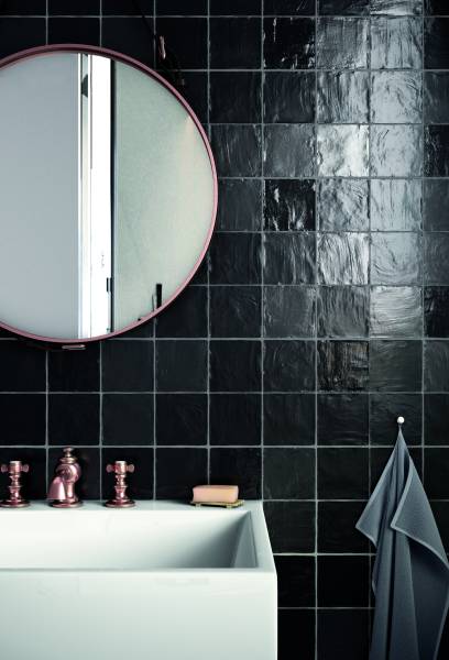 Faïence série Mallorca de l'usine Équipe Cerámicas en pâte blanche, finition satinée, formats 10×10 cm et 6,5×20 cm, coloris variés pour murs élégants chez R&D Carrelage