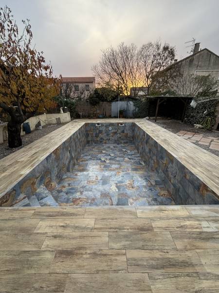 Réalisation d'une pose de carrelage à l'intérieur d'une piscine, série Thai effet Bali bleu 30×60 cm, pour un résultat élégant et durable