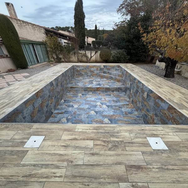 Réalisation d'une pose de carrelage à l'intérieur d'une piscine, série Thai effet Bali bleu 30×60 cm, pour un résultat élégant et durable